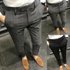 メンズスーツの男性はパンツスリムな柔らかいレジャーのズボンデートのための素晴らしいビジネス