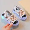 Sandales légères d'été pour enfants en plein air, chaussures pieds nus clignotantes à LED pour bébés garçons, chaussures de plage respirantes et fraîches, sandales en treillis à la mode pour filles