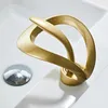 Rubinetti per lavandino del bagno Rubinetto dorato Uscita a cascata Vernice in ottone e nucleo della valvola in ceramica per acqua fredda Bacino El di lusso