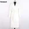 nerazzurri冬の長い白い黒い暖かいふわふわしたフェイクファーコート女性長袖ベルトラペルスタイリッシュな韓国ファッションボタン240228