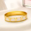 Braccialetti di design placcati in oro Gioielli regalo d'amore di alta qualità per le donne Nuovo braccialetto in acciaio inossidabile non sbiadito Commercio all'ingrosso