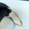 Designer de marca Carter Bracelet larga e estreita All Sky Star Electroplatou 18k Gold 2 linhas de diamante 3 com logotipo