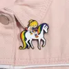 Anime de dessin animé créatif, broche peinte en alliage autour, cheval d'équitation personnalisé pour fille, boucle d'écharpe à la mode et polyvalente