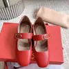 Nouveau Mary Jane Flats Dress Chaussures Designer Ballet Shoe Mary Jane Spring Square Toes Metal Buckle Fashion Nouvelle chaussure de bateau plat Lazy Lazy Dance Red Loafers Taille 34-41 avec boîte