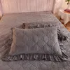 柔らかいベルベット濃厚冬のベッドカバーフリル格子縞の格子縞のリネンは、ダブルシートのための毛布のキルトのベッドスプレッドに飾られています240227