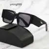 Pada prd szeroka noga czarne okulary przeciwsłoneczne dla mężczyzny Klasyczne spolaryzowane okulary przeciwsłoneczne boczne litera Fashio Sun szklanki plażowe Adumbral z obudową praddas 83j7 y9pw