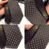 Diseñador de marca de lujo, corbatas bordadas a rayas clásicas versátiles, corbata de seda verde militar para hombres, motivos estampados de moda informal de negocios