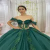 Princess Emerald Green Quinceanera Sukienki 2024 Off ramiona Przejrzyj przez kryształowe aplikacje Piętnaście urodzin sukienki Vestidos XV anos para 15 sukien na cele Quinceanera