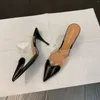 Chinelos de couro envernizado PVC Bombas Stiletto Sandálias Apontadas Tiras De Dedo Do Coração Detalhando Nos Dedos Do Pé Sapatos De Casamento De Salto Alto