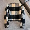 Jesienna i zimowa damska gradient czarno -biały kratę Tweed Short Wełniana kurtka okrągła szyja projekt ramię 230226
