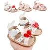 Första Walkers Baby Summer Sandal för småbarnsflickor 0-1 år Red Hearts Anti-Slip Soft Pu Casual Walikng Outdoor Shoe High QualityH24229