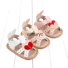 Första Walkers Baby Summer Sandal för småbarnsflickor 0-1 år Red Hearts Anti-Slip Soft Pu Casual Walikng Outdoor Shoe High QualityH24229