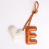 S R E mignon coeur en cuir véritable lettre anglaise porte-clés pour femmes breloque pour sac accessoires sac à dos pendentif porte-clés 240223