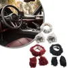 I coprivolanti mantengono il tuo comfort con questo set di accessori per auto in peluche. La vestibilità universale include freno a mano e cambio