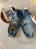 Enfants dessin animé broderie patch jeans garçons filles taille élastique pantalon en denim lâche 2024 printemps enfants dessin animé pantalon de cowboy décontracté Z6893