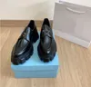 Scarpe da donna Mocassini firmati con plateau Scarpe casual a punta in vernice nera Marchio Triangle P Gear Mocassino con plateau per donna Taglia 35-41