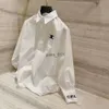 Kadınlar bluz gömlekleri tişört ce23ss bahar/yaz ürün işlemeli gevşek rahat polo yakalı kılıf gömlek el elastik manşet tasarımı 240229