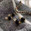Lyxdesigner präglade svarta pärlörhängen kvinnlig nischdesignkänsla avancerad temperament Hong Kong Style Non Fading örhängen
