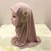 Etniska kläder (2-6 år gamla) kan välja färger Vacker muslimsk tjej hijab med två blommor 50 30 cm