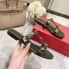 Sandales de styliste à la mode d'été, chaussures plates confortables à rivets, bout ouvert, pantoufles légères et Sexy