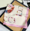 Klassisk designer Silk Scarf Woman Soft 70-70cm Fashion Small Silk Ring Carf Variable Headscarf Tillbehör Aktivitet