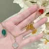 Bracciale di lusso di gioielli firmati VanCA Nuovo braccialetto di erba a quattro foglie Fritillaria V Bracciale in oro placcato spesso in oro rosa 18 carati Bracciale con fiore in agata con erba fortunata per la vendita diretta