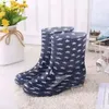 Drukuj buty deszczowe Kobiety Wodoodporne buty robocze dla dziewcząt Non Slip Anti Skip Pvc Water Buty Rainboots Mid Calf Botas 240226