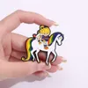 Anime de dessin animé créatif, broche peinte en alliage autour, cheval d'équitation personnalisé pour fille, boucle d'écharpe à la mode et polyvalente