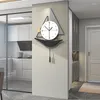 壁の時計モダンなスイングヨット時計魅力的な北欧のミニマリズムリビングルームの装飾スタイリッシュな家のための革新的な吊り下げ