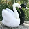 2024 Princess Crown Black Swan Plush Toy Peal Necklace White Swans Par Queen Plushie Wedding Decor Dolls för nuvarande 28 cm