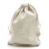 White Daisy Linen Presentväskor 9x12cm 10x15cm 13x17cm Pack med 50 Party Candy Favor Bag Holders Makeup Jewelry Drawstring Pouch256m