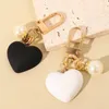 Keychains Fashion Black White Frosted Heart Keychain med Pearl Charms Trendy Y2K Sweet Cool Harts Key Chains Couples Keyring Söta presenter