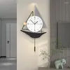 壁の時計モダンなスイングヨット時計魅力的な北欧のミニマリズムリビングルームの装飾スタイリッシュな家のための革新的な吊り下げ