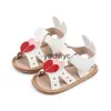 Första Walkers Baby Summer Sandal för småbarnsflickor 0-1 år Red Hearts Anti-Slip Soft Pu Casual Walikng Outdoor Shoe High QualityH24229