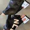 女性革の手袋冬の温かいシープスキンクラシックレターデザイナーグローブミトンタッチスクリーンブラックシープスキングローブサイズラグジュアリーブランド