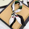 Klassisk designer Silk Scarf Woman Soft 70-70cm Fashion Small Silk Ring Carf Variable Headscarf Tillbehör Aktivitet