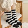 Chaussettes coréennes pour femmes, automne hiver, rayées, peluche épaisse, mignon, velours de vison, joli Harajuku, blanc, noir, chaud, Super doux, sol de la maison