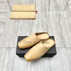 2024 Designerin Uma Wang Lässige Sandalen Quadratische Zehenhalbhausschuhe Rindsleder Französischer antiker klobiger Absatz mit Rüschen für Damen