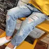 Pantalon 2024 mode multicolore trou petite fille jean garçon printemps et été Denim décontracté lâche revers enfants pantalon