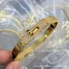 Kalite CATI Yüksek Versiyon Kelly Domuz Burun Yarım Elmas Bileklik Kadınlar V-Gold Gül Altın Düğmesi Moda Işığı Lüks NM6F