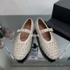 Sapatos femininos de salto plano branco com diamante único ~ nova cabeça redonda com fivela de cinto de boca rasa doce conjunto alto tamanho grande boca rasa fundo plano