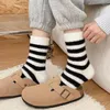 Chaussettes coréennes pour femmes, automne hiver, rayées, peluche épaisse, mignon, velours de vison, joli Harajuku, blanc, noir, chaud, Super doux, sol de la maison