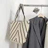 Lady Evening Bags Kvinnlig nischdesign av handväska med vågmönster stickad axelväska för shopping på gatan stor kapacitet pendling hink