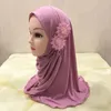 Etniska kläder (2-6 år gamla) kan välja färger Vacker muslimsk tjej hijab med två blommor 50 30 cm