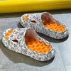 Erkekler parmak arası terlik yaz ayakkabıları baskı sandalet trend anti-slip kadın slaytlar çift terlik moda adam masaj plajı ayakkabı 240220