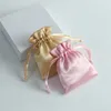 Smyckespåsar 50st Silk Satin Bag Packing Organizer med Ribbon Wedding Christmas Candy Whosale Custom Present Present