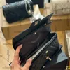 Borse da donna trapuntate classiche medie con doppia patta in pelle di caviale GHW/SHW a tracolla con tracolla multi pochette Borsa con design a reticolo di diamanti 23 cm Nero Bianco