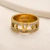 er Marken-Buchstaben-Band-Ringe für Damen, vergoldet, Sier-Kristall, Edelstahl, Liebespaar, Hochzeit, Schmuckzubehör, feine Schnitzerei, Fingerring