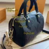 Kvällspåsar sadel lyxväskor Ny 2024 Fashion Classic Bag designer väska handväska läder handväska kvinnor retro koppling handväska axel präglad crossbody väska