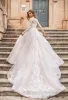 Elegancka suknia ślubna tiulowa A-line z koronkowymi aplikacjami Sheer Long Hleevescourt Train Detail